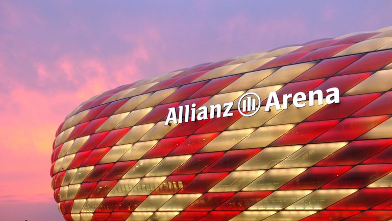 30. Mai 2005: Nach knapp drei Jahren Bauzeit wird die Allianz Arena an zwei Tagen offiziell eröffnet. Das erste Eröffnungsspiel bestreitet Mitmieter und Stadtrivale 1860 München gegen den 1. FC Nürnberg. 