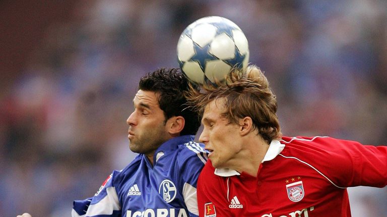 Andreas Ottl: Feierte im Oktober 2005 sein Startelf-Debüt für den deutschen Rekordmeister. Beim Duell mit Schalke 04 (1:1) lief Ottl über 90 Minuten als Rechtsverteidiger auf. Hier im Kopfball-Duell mit Schalkes Lincoln.
