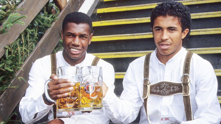 Mit Bernardo (l.) und Mazinho (r.) bekommt Bayern 1991 seine ersten Brasilianer gleich im Doppelpack. In Lederhose machen sie eine gute Figur, auf dem Platz ist Luft noch nach  oben.