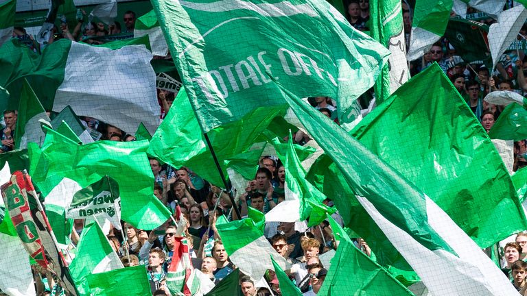 Werder Bremen hat den Verkauf von umstrittenen Fanartikeln gestoppt.