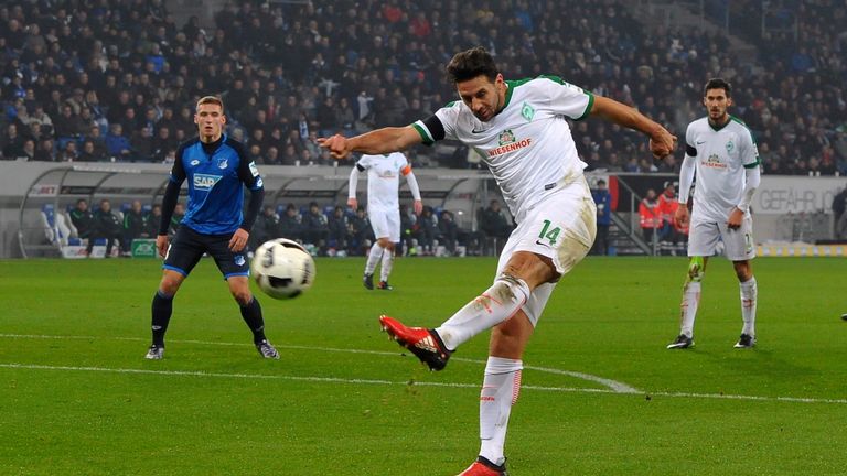12 - Zwölf Mal erzielte Pizarro in einer Bundesliga-Saison mehr als zehn Saisontore. Nur Gerd Müller schaffte das in mehr Spielzeiten (13).