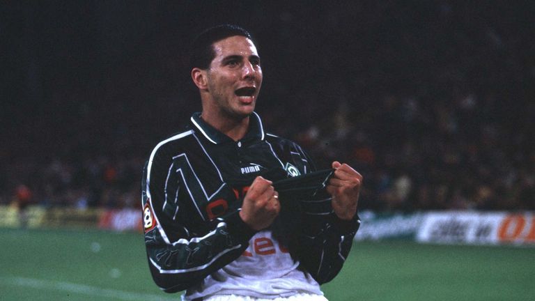1999 - Am 28. August 1999 feierte Pizarro sein Bundesliga-Debüt. Der Peruaner ist damit der einzige aktive Spieler, der seinen Ligaeinstand im alten Jahrtausend gab.