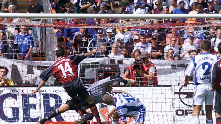 Claudio Pizarro: Münchens bekanntester Peruaner feierte eine gelungene Startelf-Premiere für Bayern. Beim Heimspiel gegen Schalke im August 2001 traf der Angreifer zum 1:0 - Endstand damals: 3:0!
