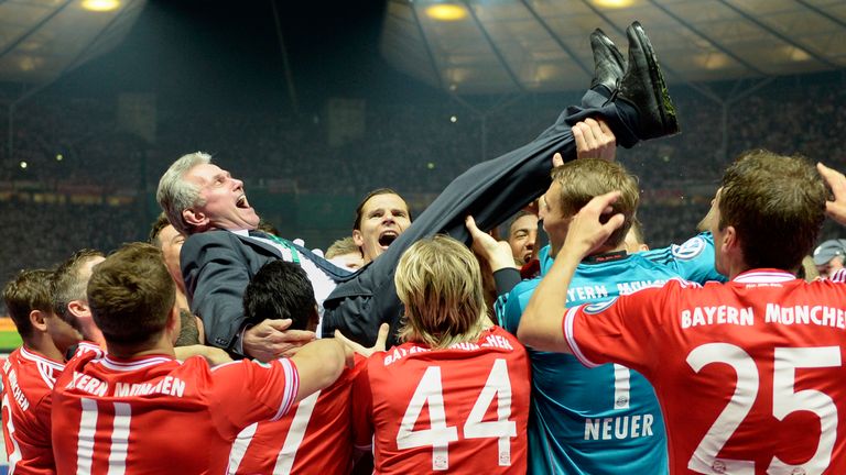 1. Juni 2013: Mit dem DFB-Pokalsieg gegen den VfB Stuttgart (3:2) machte der FC Bayern das erste Triple der Vereinsgeschichte aus Meisterschaft, Pokal und Champions League perfekt. Hier im Bild: Die Mannschaft feiert Jupp Heynckes. 