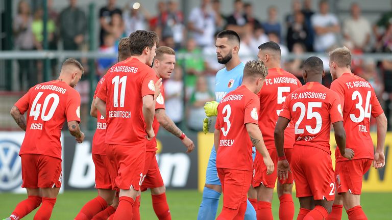 FC Augsburg: Die bayerischen Schwaben erlebten im DFB-Pokal eine Blamage gegen Regionalligist SC Verl (1:2). Darin spiegelte sich die durchwachsene Vorbereitung wieder. Zudem kämpft der FCA mit Verletzungssorgen. Aktuelle Form: 5 Prozent