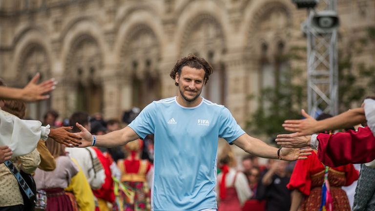 Diego Forlan hängt seine Fußball-Schuhe an den Nagel. 