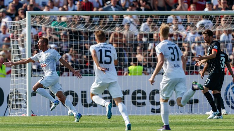 18.08.2018: Als Titelverteidiger musste Eintracht Frankfurt beim SSV Ulm ran - und flog prompt raus. Der Regionalligist siegte nicht unverdient mit 2:1 und zog in die 2. Runde des DFB-Pokals ein.