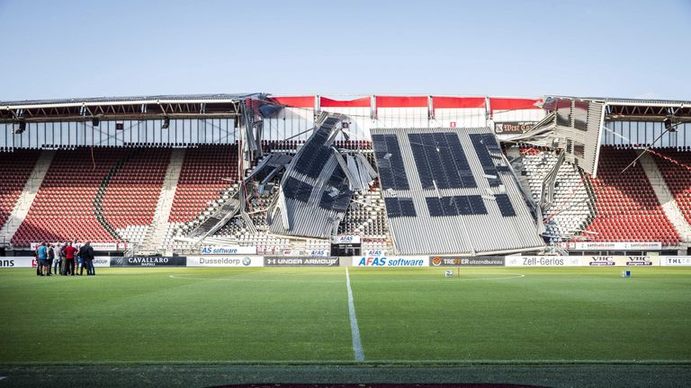 Beim AZ Alkmaar sind Teile des Stadiondaches eingestürzt 