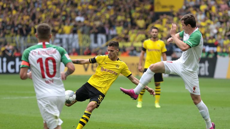 Julian Weigl zeigte gegen den 1. FC Augsburg einen sehensewerten Volleyschuss aus 20 Metern Entfernung. 