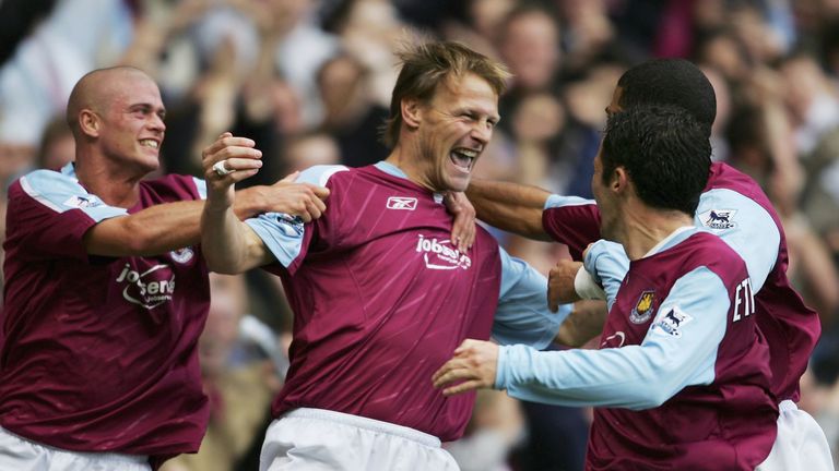 Ältester Torschütze: Teddy Sheringham traf mit 40 Jahren und acht Monaten am 26. Dezember 2006 für West Ham United. Das Spiel  gegen den FC Portsmouth verlor West Ham allerdings mit 1:2.  Sheringham ist bisher der einzige 40-jährige Torschütze der Premier League. 
