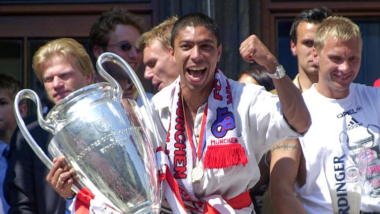 Elbers größter Erfolg mit den Bayern ist der CL-Triumph 2001. 2003 wird er zu Olympique Lyon abgeschoben. Bis heute ist er dennoch fester Teil der FC Bayern Familie.