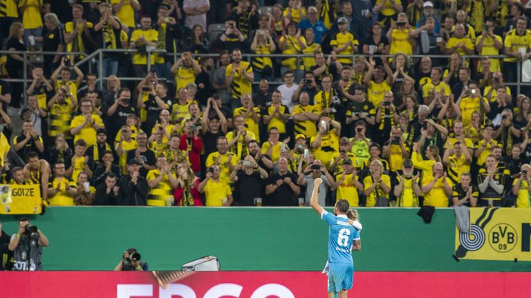 Kevin Großkreutz wird mit Tochter Leonie auf dem Arm lautstark von den BVB-Fans gefeiert. 