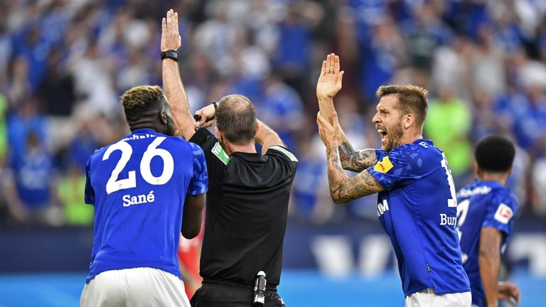 Schalke fühlt sich um zwei Handelfmeter betrogen. Jetzt haben sich Schiedsrichter Marco Fritz und Schiedsrichter-Chef Lutz Michael Fröhlich geäußert.
