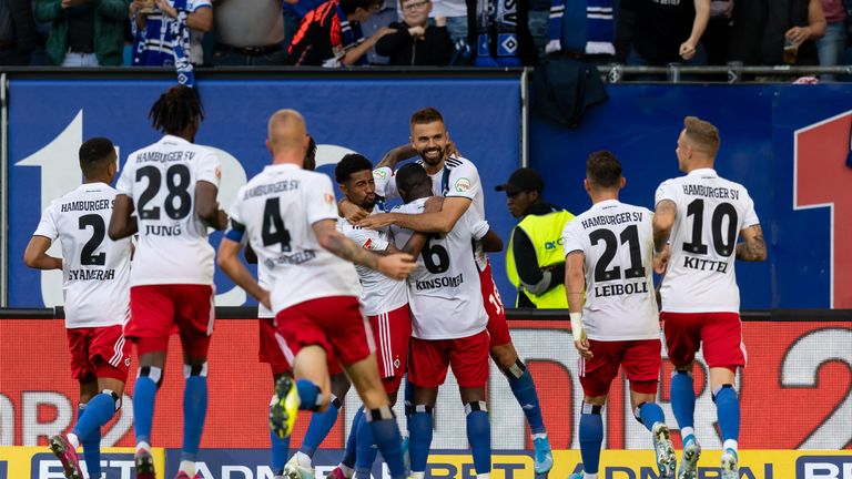 HSV-Stürmer Lukas Hinterseer lässt sich für seinen Treffer zum 1:0 gegen den VfL Bochum feiern.