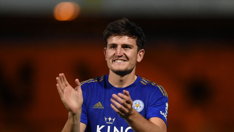 Harry Maguire wechselt zu Manchester United und ist der teuerste Verteidiger aller Zeiten.