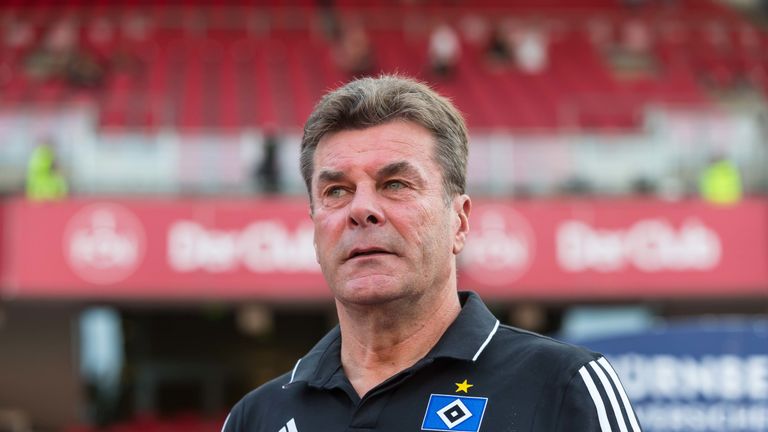 HSV-Trainer Dieter Hecking versichert Bakery Jatta volle Unterstützung des Vereins. 