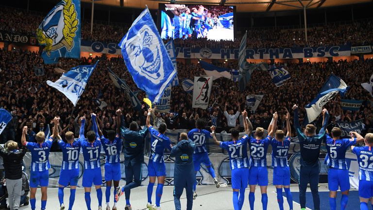 Olympiastadion Berlin
Kapazität: 
Preis pro Bier (0,5 l):
Preis pro Bratwurst: 