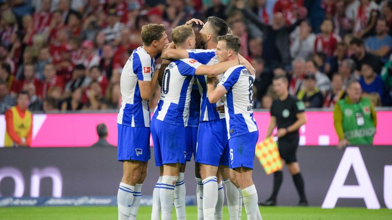 Hertha BSC führt beim FC Bayern.