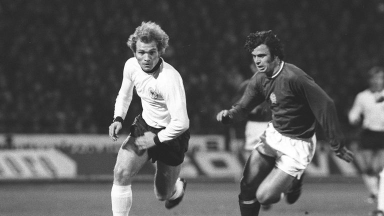 29. März 1972: Hoeneß debütiert im Alter von 20 Jahren für die deutsche Nationalelf. Deutschland besiegt Ungarn in einem Freundschaftsspiel mit 2:0. Hoeneß spielt von Beginn an, stürmt mit Jupp Heynckes und Gerd Müller und trifft zum Endstand.