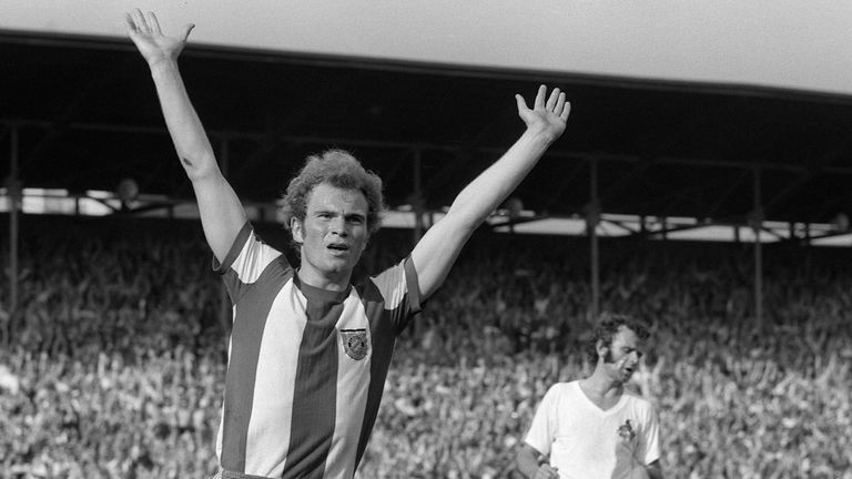Von 1970 bis 1979 stürmt Hoeneß als aktiver Spieler für den FC Bayern. Der damals 18-Jährige kommt ablösefrei von seinem Heimatverein SSV Ulm. 