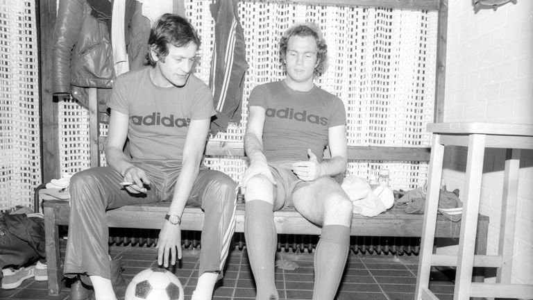 Im April 1979 beendet Hoeneß im Alter von nur 27 Jahren seine aktive Karriere als Spieler verletzungsbedingt wegen eines irreparablen Knorpelschadens im Knie. Hier im Bild: Hoeneß beim Rehatraining 1977 mit Volker Kottmann.