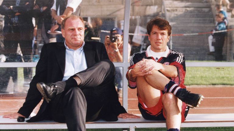 Zu Hoeneß' bekanntesten Transfers zählen unter anderem Lothar Matthäus und Stefan Effenberg (beide Borussia M‘gladbach), Oliver Kahn (Karlsruher SC) und Franck Ribery (Olympique Marseille). Hier im Bild: Hoeneß mit Matthäus 1997. 