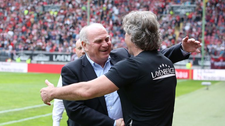 Hoeneß und der FC Bayern unterstützten unter anderem auch die SpVgg Bayreuth (2006), Darmstadt 98 (2008), Alemannia Aachen (2013), Kickers Offenbach (2017) und zuletzt den 1. FC Kaiserslautern (2019). Hier im Bild mit FCK-Torwart-Trainer Gerry Ehrmann.
