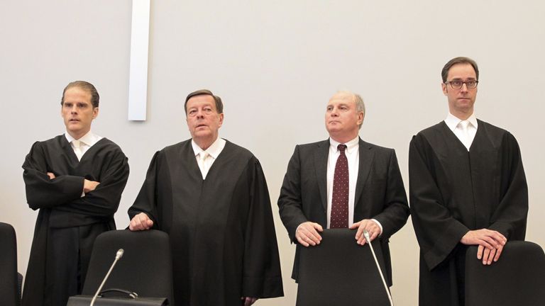 13. März 2014: Hoeneß wird vom Landgericht München wegen Steuerhinterziehung zu drei Jahren und sechs Monaten Haft verurteilt.