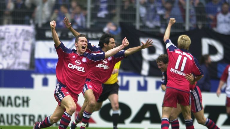 19. Mai 2001: Dank des indirekten Freistoßtors von Patrik Andersson (Vorlage Effenberg) zum 1:1-Ausgleich in der Nachspielzeit beim HSV am letzten Spieltag ''klaut'' der FC Bayern Schalke 04 die Schale und krönt sich zum Last-Minute-Meister.