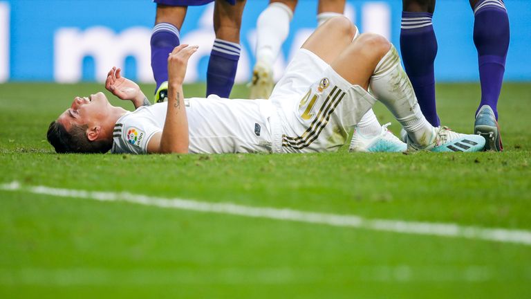 James zieht sich eine Verletzung an der Wade zu.