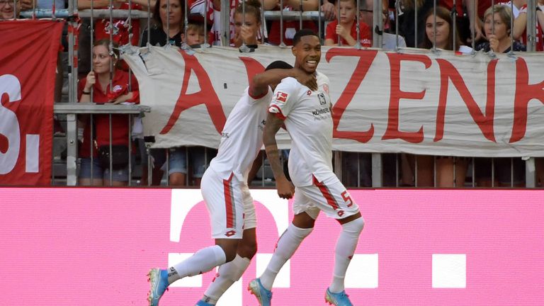 Jean-Paul Boëtius trifft zum 1:0 für Mainz 05 beim FC Bayern.