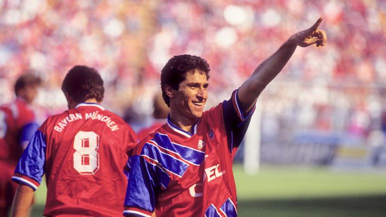 Jorginho (1992 - 1995) ist der erste Importschlager aus Leverkusen. In 2,5 Jahren absolviert der Brasilianer 178 Spiele für FCB. Neben 15 Toren steuert er 40 Vorlagen bei. 
