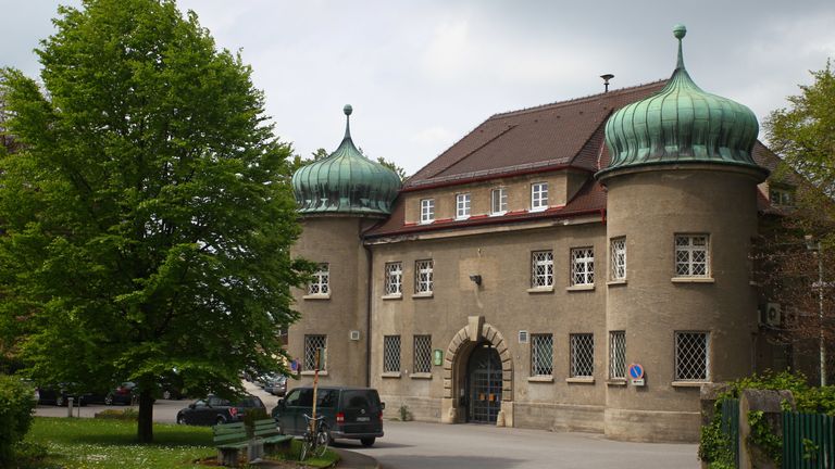 2. Juni 2014: Hoeneß tritt seine Haftstrafe in der JVA Landsberg am Lech (Bayern) an.