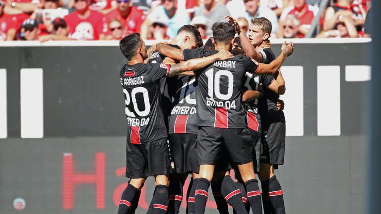 Bayer Leverkusen schlägt Fortuna Düsseldorf deutlich.