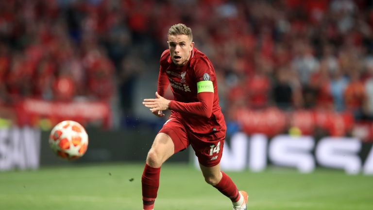 Liverpool-Kapitän Jordan Henderson hat den Ball im Blick.