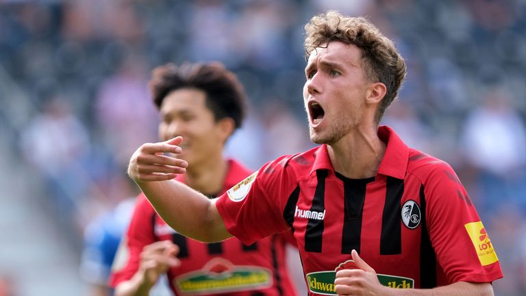 Luca Waldschmidt bejubelt seinen Siegtreffer für den SC Freiburg.