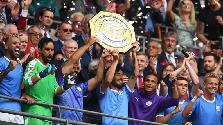 Da ist das Ding: Manchester City holt den ersten Titel der Saison. 