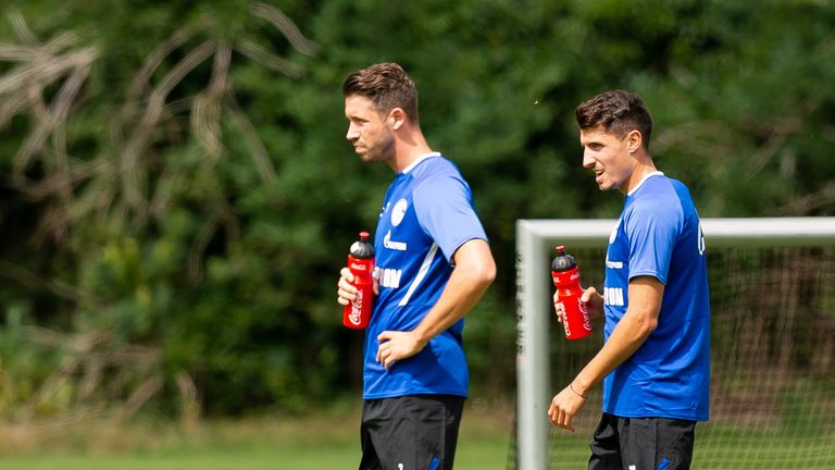 Mark Uth (l.) und Alessandro Schöpf werden den Auftakt in die Saison gegen Borussia Mönchengladbach verpassen. Beide sind nach längeren Verletzungen nicht vollständig fit. Zumindest Schöpf darf dennoch auf dem Platz stehen - 45 Minuten bei der U23.