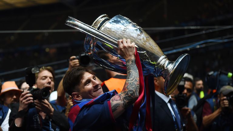 UEFA Men´s Player 2015: Lionel Messi - im Zweikampf um den besten Fußballer der Welt setzt sich der Argentinier 2015 gegen Ronaldo durch. 2015 verpasst Messi zwar den Copa-America-Titel mit seiner Nationalelf, gewinnt aber die Champions League.