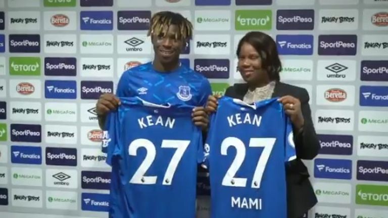 Moise Kean und seine Mutter Isabelle Dehe posieren mit den Trikots von Everton (Quelle: twitter.com/Everton). 
