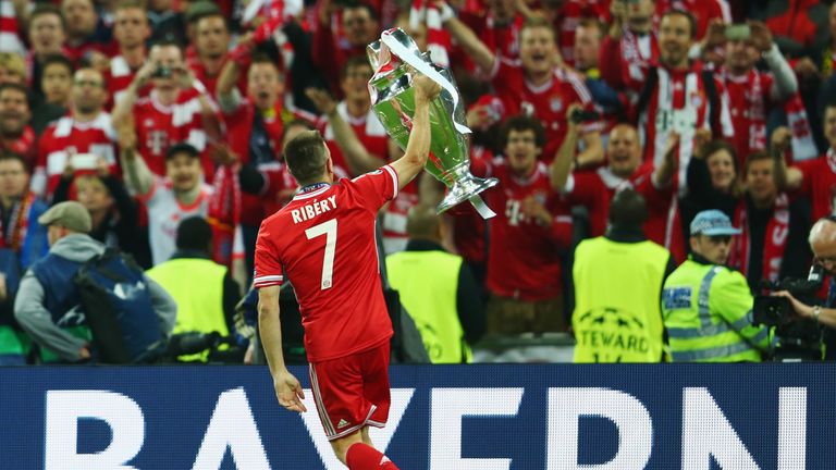 UEFA Men´s Player 2013: Franck Ribery - die Bayern holen mit der wohl besten Flügelzange dieser Zeit, Franck Ribery und Arjen Robben, suverän den Champions-League-Titel. Logische Folge ist die große internationale Anerkennung der Stärke der Münchner.