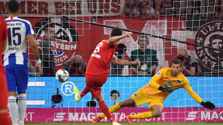 Robert Lewandowski trifft gegen Hertha BSC per Strafstoß