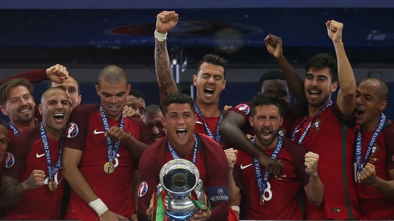 UEFA Men´s Player 2017: Cristiano Ronaldo - mit seinem dritten Titel zu Europas Fußballer des Jahres hat der Portugiese die Trophäe als einziger zum dritten Mal geholt. Seine Klasse stellt der heutige Spieler von Juventus Turin unangefochten klar.