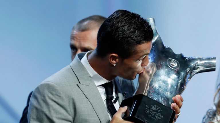 UEFA Men´s Player 2016: Cristiano Ronaldo - wie später bekannt wird holt Ronaldo den für ihn am wichtigsten Titel. Er gewinnt mit Portugal die Europameisterschaft. Außerdem holt er mit den Königlichen erneut den Henkelpott in der Königsklasse. 