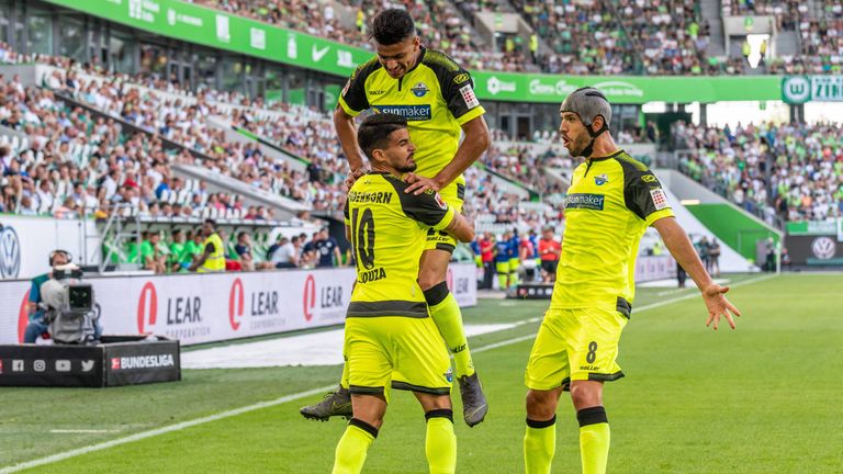 Die Spieler des SC Paderborn bejubeln das 1:0 beim VfL Wolfsburg