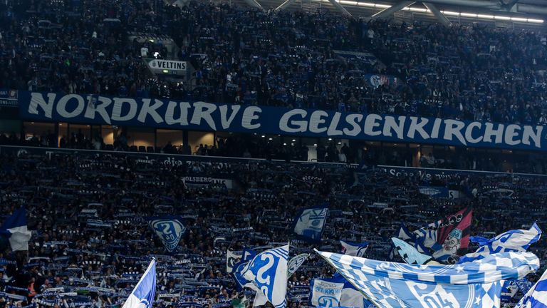 Ein Schalke-Fan erstattet Anzeige gegen Marco Fritz und Bastian Dankert.