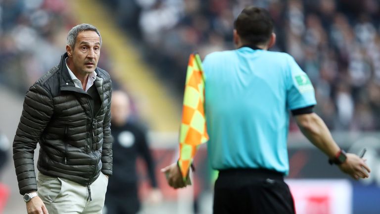 Vier gelbe Karten bedeuten in Zukunft auch eine Sperre für die Trainer. Für viele Trainer ist diese Entscheidung unverständlich. 