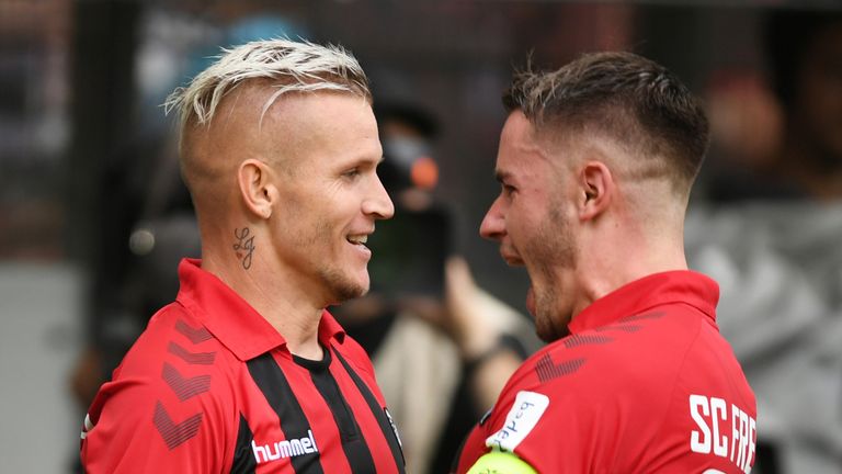 Jonathan Schmid (l.) und Christian Günter feiern das  2:0 für Freiburg. 