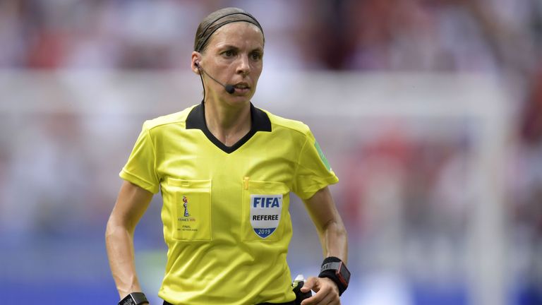 Stephanie Frappart pfeift als erste Frau den UEFA Supercup.