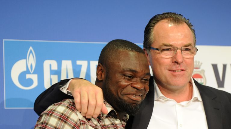 Gerald Asamoah (l.) ist enttäuscht über die Aussagen von Clemens Tönnies (r.).